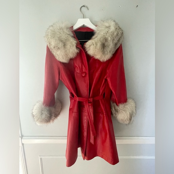 🍒 SOLD 🍒 VINTAGE • cherry red leather trench coat w cream fur collar and cuffs - Picture 9 of 15